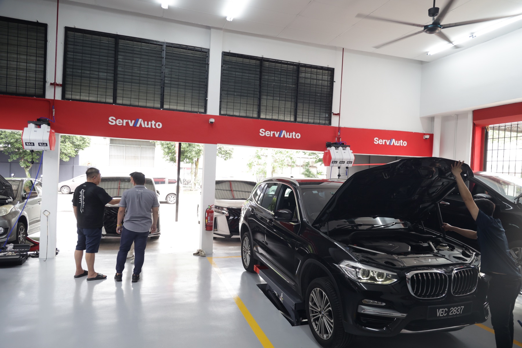 ServAuto standardized service bays
